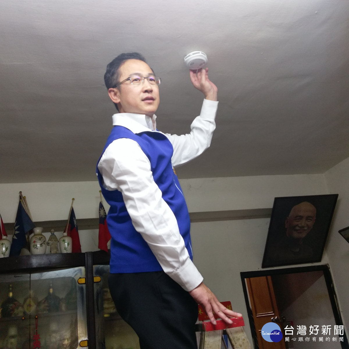 圳頂消防分隊十七日至弱勢民眾家中慰問,並由市議員楊朝偉親自裝設住警器,確保安全。(圖/記者陳寶印攝)