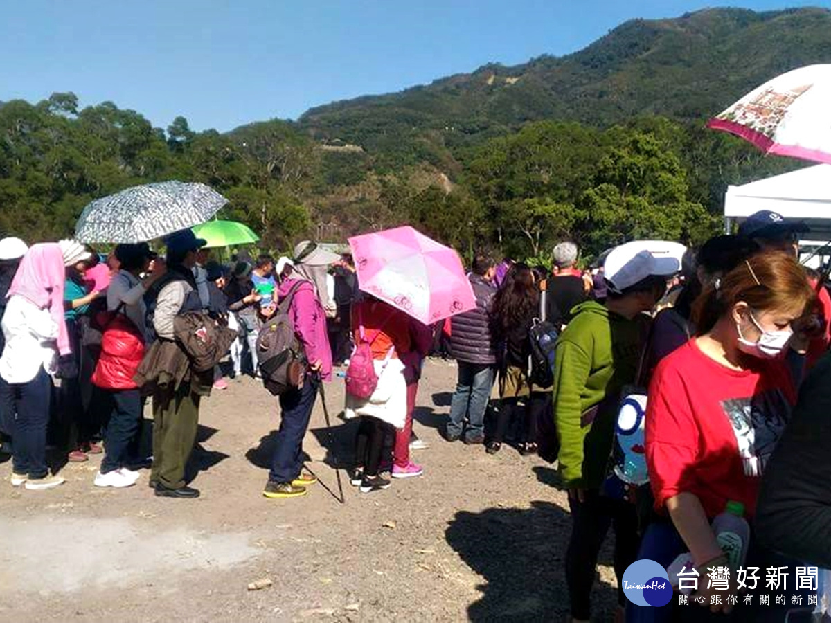 排隊隊伍繞了好幾圈，大家似乎都在引頸期盼「綠線」接駁車能趕快到來