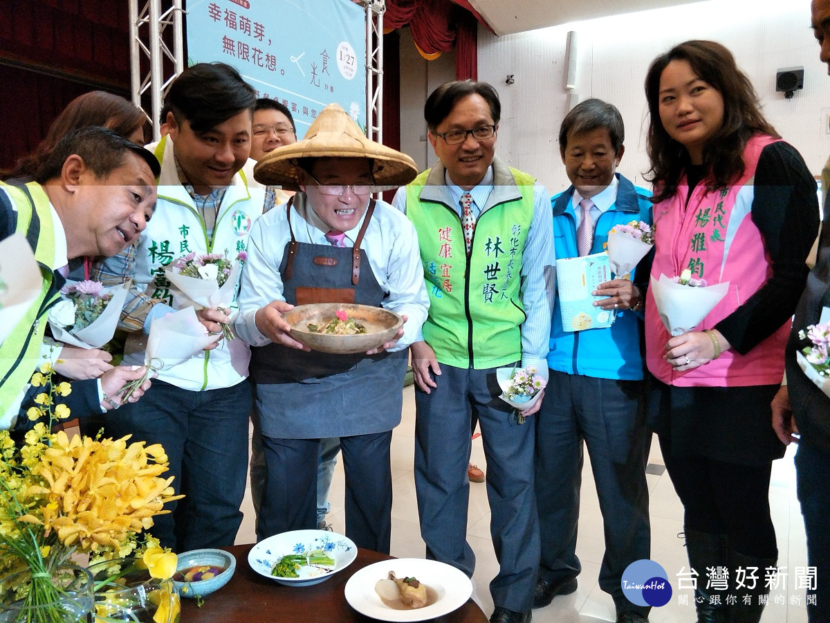 彰化市長邱建富一聲「呷飯麥~」推薦法式風格的「割稻飯」。圖/記者鄧富珍攝