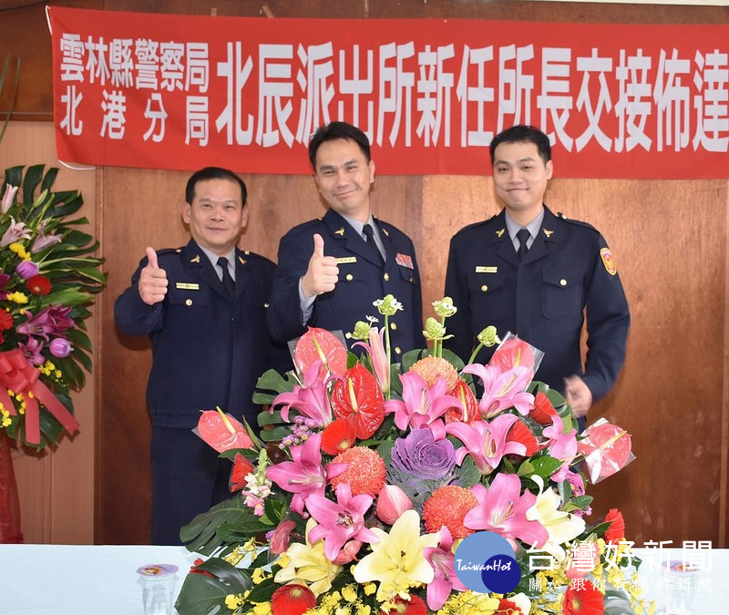 分局長李憲蒼對卸任所長張志旭(左)任內於轄區治安、交通工作的卓越表現予以高度肯定。（記者陳昭宗拍攝）