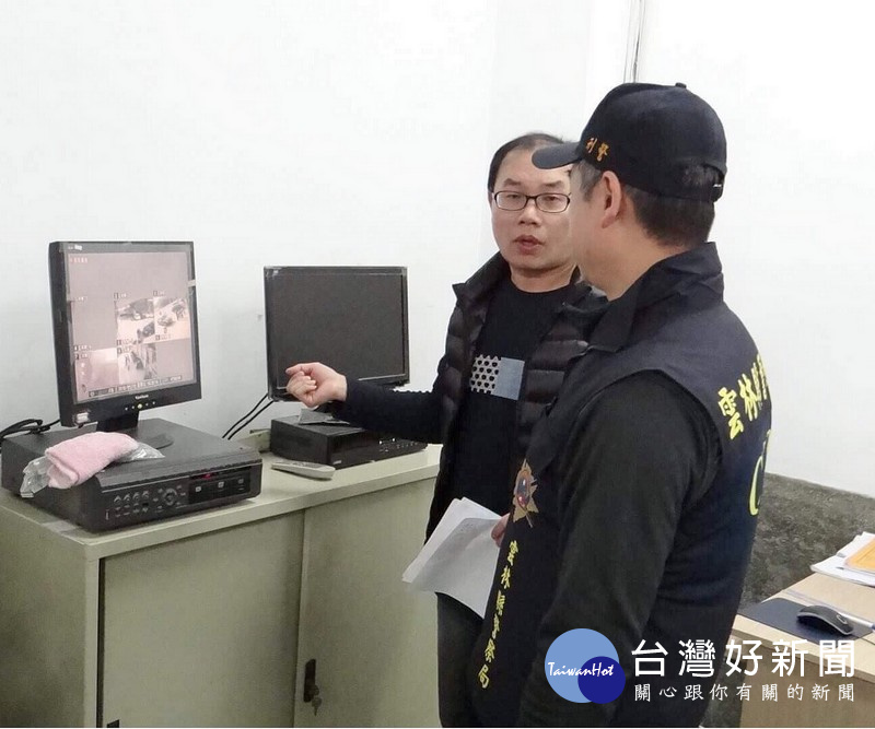 偵查隊隊長郭建宏等人於現場實施防範犯罪環境安全評估檢測,瞭解各金融機構安全維護現況。(記者陳昭宗拍攝)
