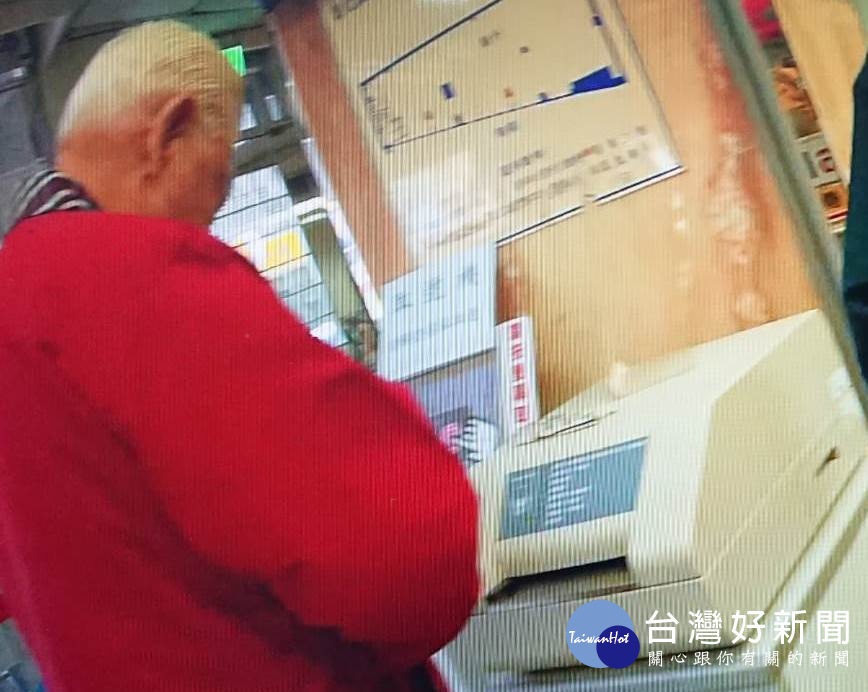 黃姓老翁接獲詐騙集團電話,誘騙老翁提領帳戶內之存款。
