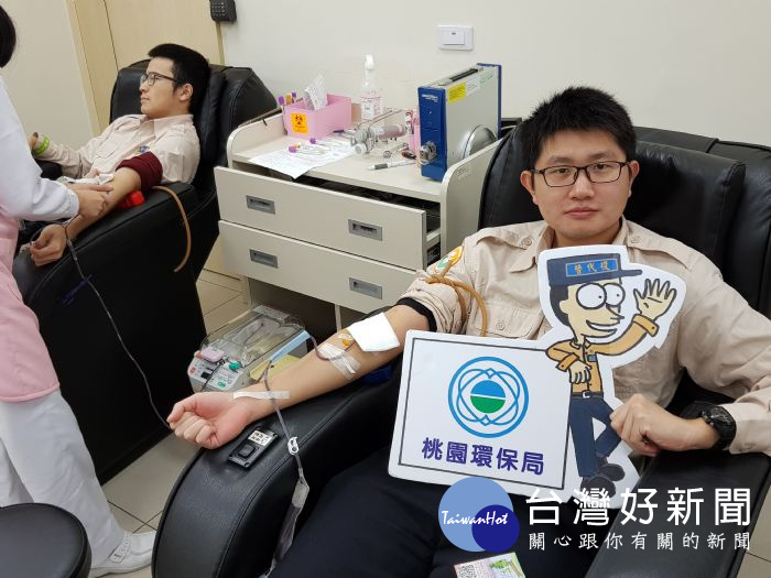 桃園市政府環保局17名替代役男為舒緩血荒,前往桃園捐血站挽袖捐血。