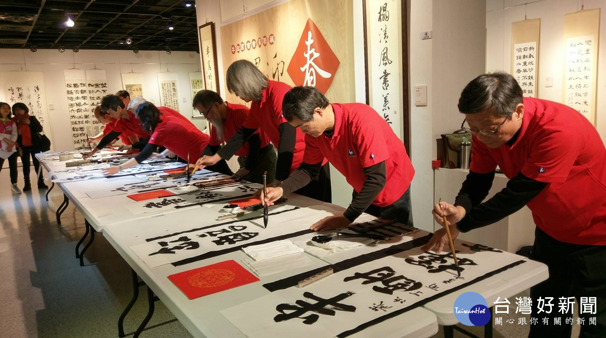 半缸書會十二位書藝家,現場揮毫。圖/記者鄧富珍攝