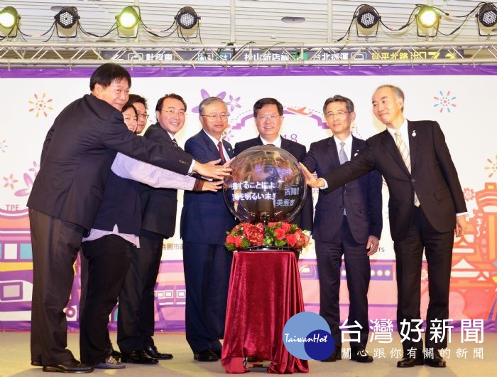 桃園市長鄭文燦前往機場捷運A1台北車站,出席「四社合作聯合紀念票發表記者會」。