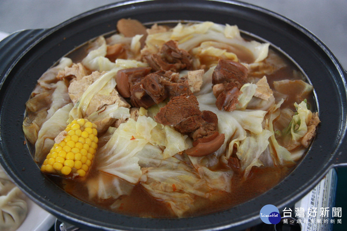 羊肉爐中與高麗菜是冬季火鍋明星組合。(記者扶小萍攝)