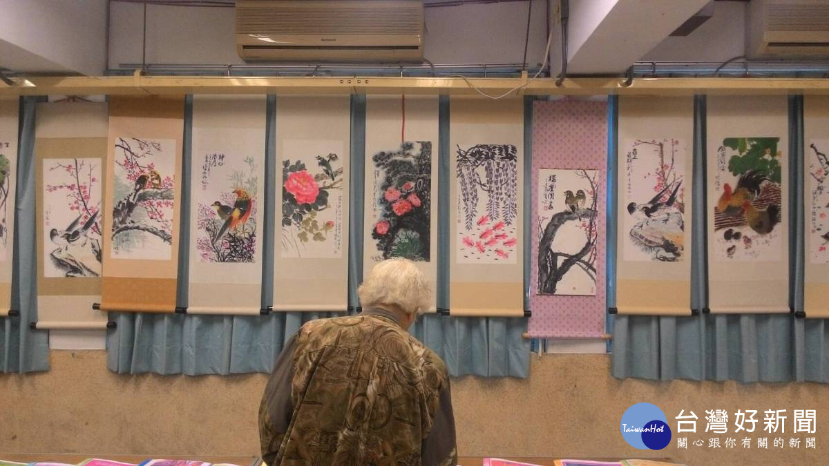 玩手機不是青少年的專利 二水鄉社大「千歲」學員秀技展成果