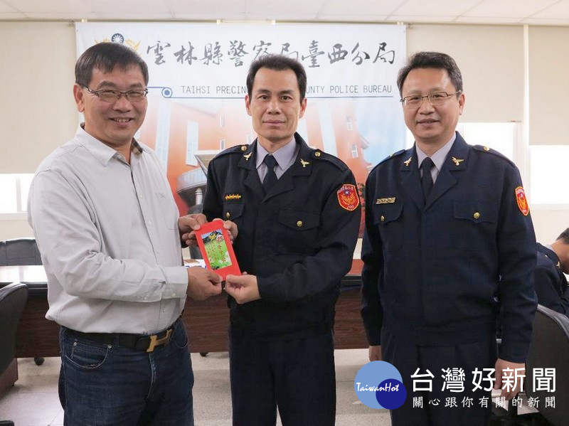 臺西警友辦事處主任吳祥斌(左)在分局長張益禎(右)的陪同下，頒發破案獎金及破案茶肯定並感謝員警平日辛勞。（記者陳昭宗拍攝）