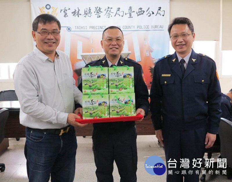 臺西警友辦事處主任吳祥斌(左)在分局長張益禎(右)的陪同下，頒發破案獎金及破案茶肯定並感謝員警平日辛勞。（記者陳昭宗拍攝）