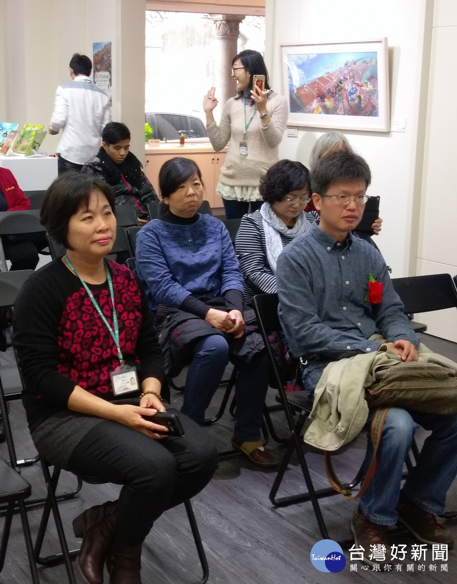 大嵙崁文教基金會展出畫作,水準極高,執行長陳倩慧歡迎大家前往欣賞。(圖/記者陳寶印攝)