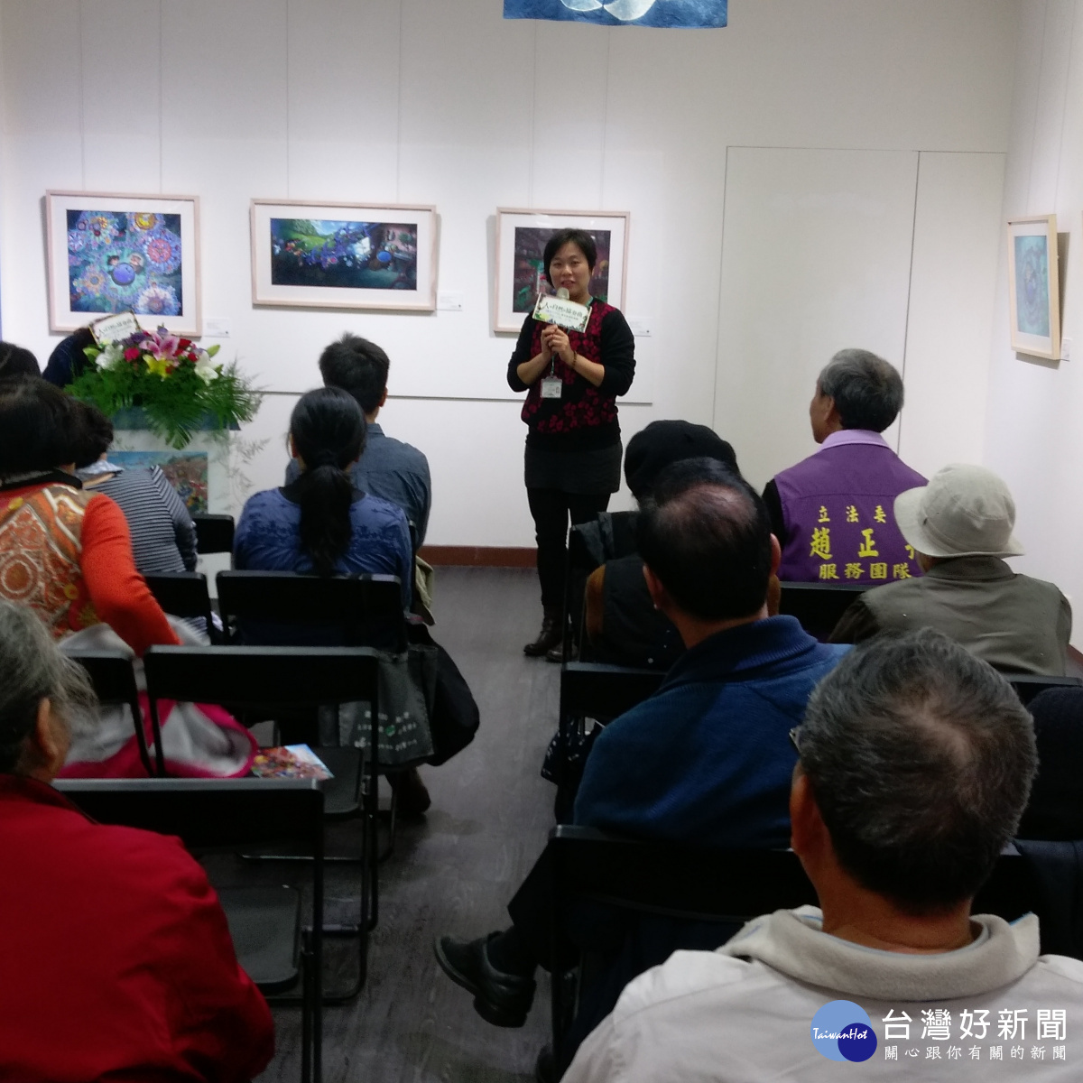 大嵙崁文教基金會展出畫作,水準極高,執行長陳倩慧歡迎大家前往欣賞。(圖/記者陳寶印攝)