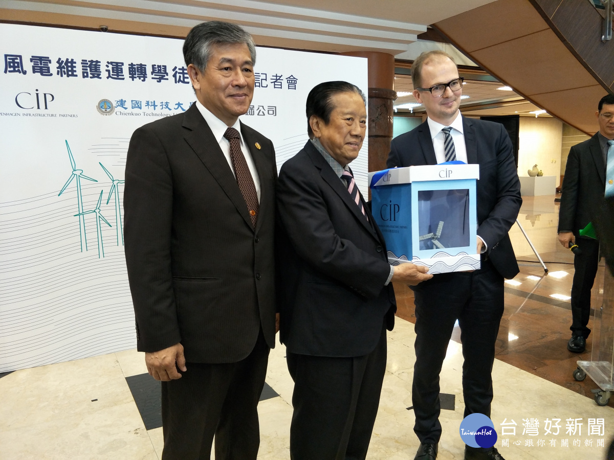 CIP執行長侯奕愷與建國科技大學董事長吳聯星、校長陳繁興的合作。圖/記者鄧富珍攝