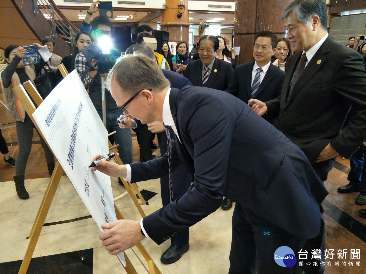丹麥哥本哈根基礎建設基金(CIP)、彰化建國科技大學及中鋼公司簽訂產學合作備忘錄。圖/記者鄧富珍攝