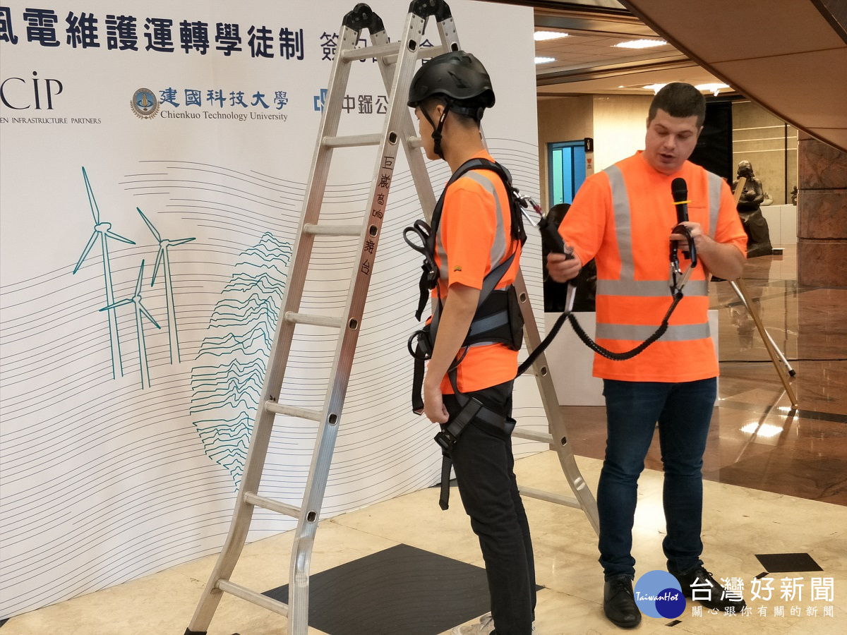 離岸風電維護現場安全裝備示範。圖/記者鄧富珍攝<span style=
