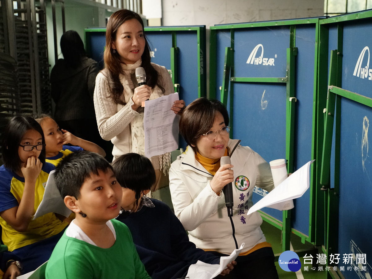 客家局長蔣絜安（站立者）與桃園市議員黃傅淑香在客語版「小飛俠」首映會現場示範如何配音。