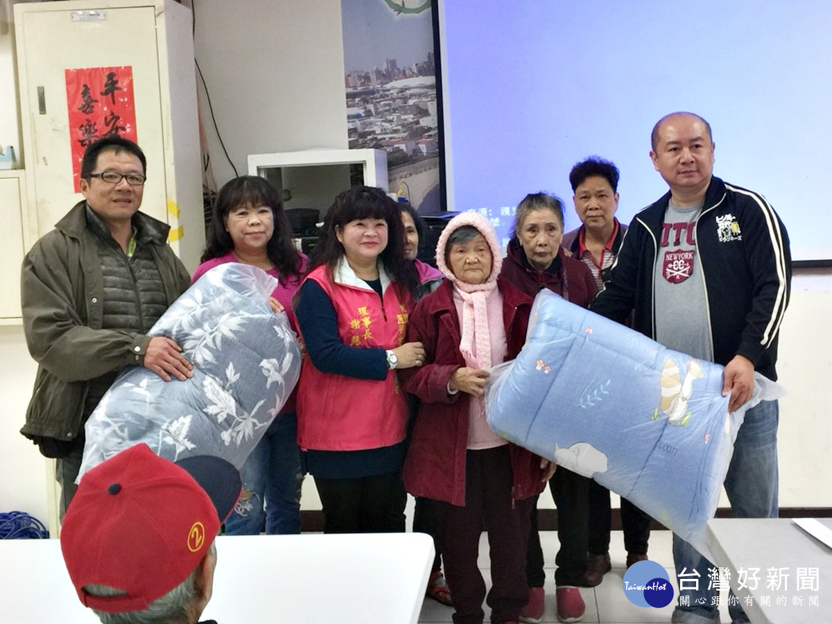 歲末冬寒關懷弱勢 愛心團體送暖被