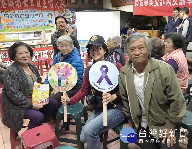 警方透過社區民眾參與治安會議,擴大實施反毒、反詐騙及交通全等宣導之成效,喚起民眾維護治安的能量。(記者陳昭宗拍攝)