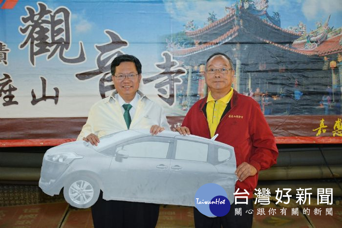 大溪蓮座山觀音寺管理人徐嵐輝捐贈環境巡查車輛。