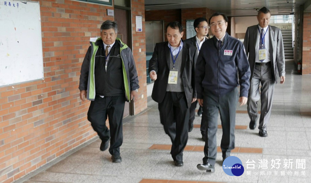 桃捷公司董事長劉坤億巡視兩地考場,關心考場情況,並向工作人員感謝致意。