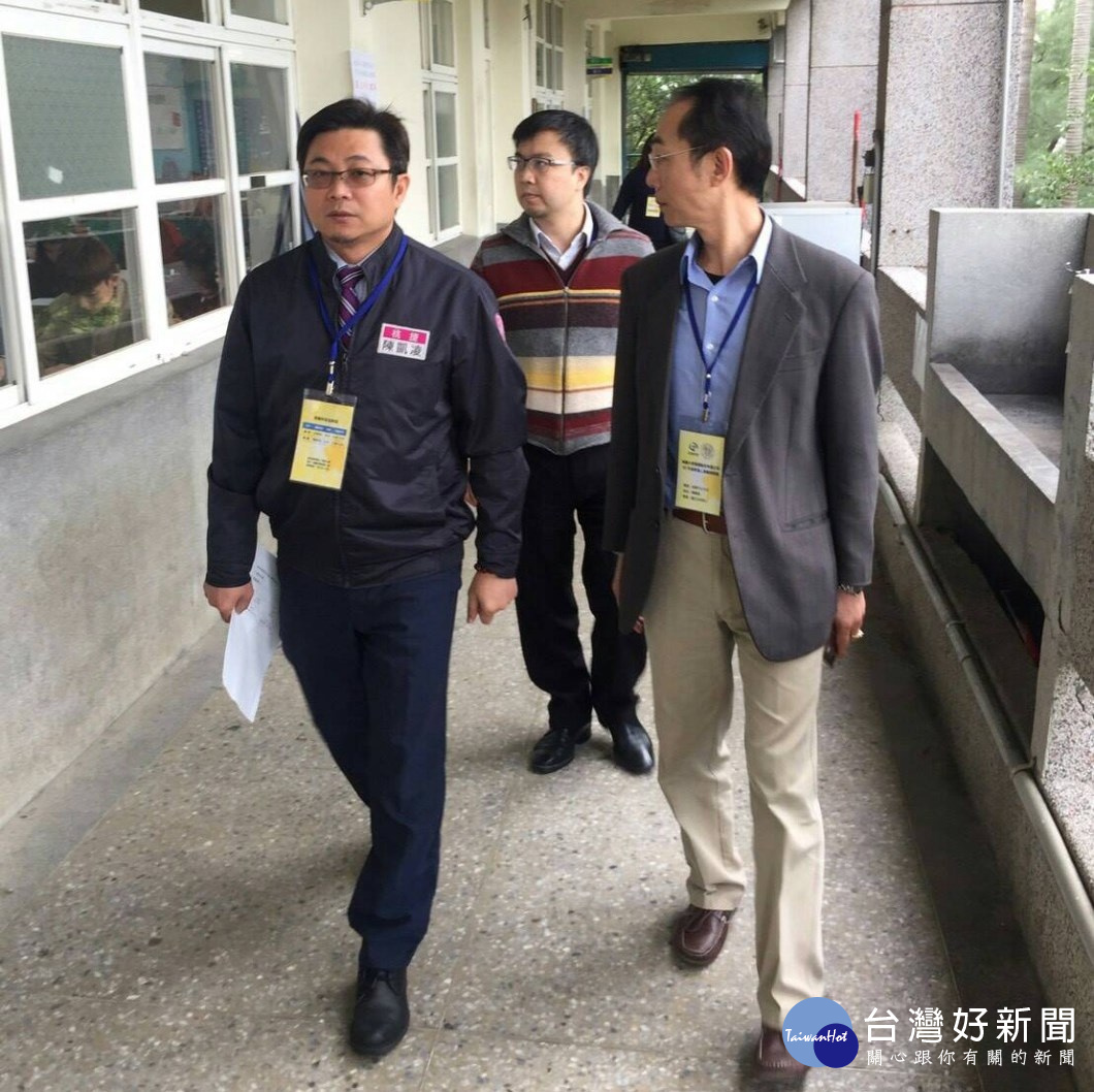 桃捷公司總經理陳凱凌巡視兩地考場,關心考場情況,並向工作人員感謝致意。