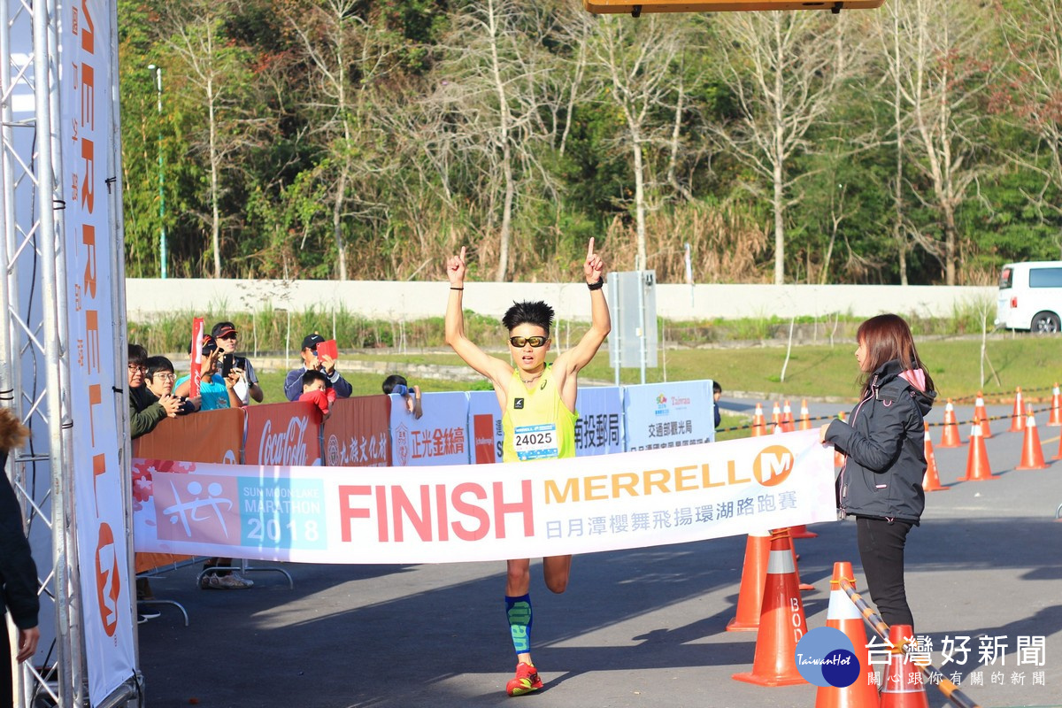 獲29K環湖路跑組男子組總排冠軍的跑友詹世顥。