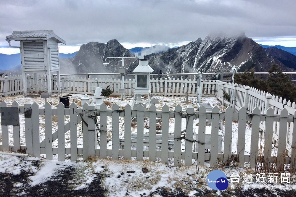 玉山在22日清晨3點50分出現降雪,持續14分鐘,累積雪量約0.2公分(圖/中央氣象局提供)