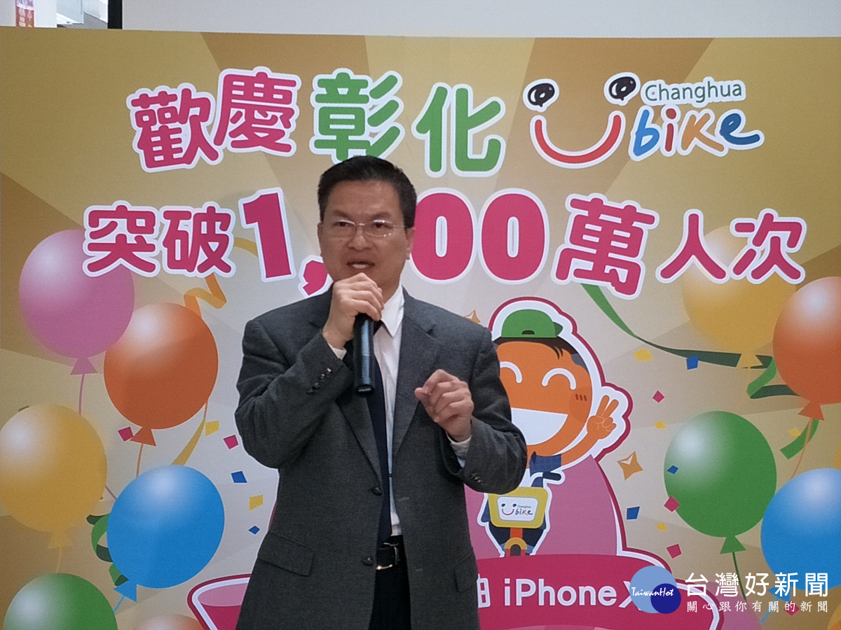 彰化縣長魏明谷鼓勵縣民少開車,多多騎乘YouBike,一起環保節能。圖/記者鄧富珍攝