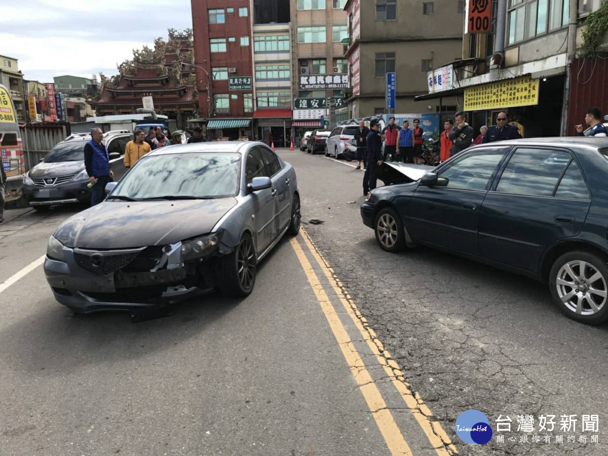 賴姓男子逆向行車逃逸，導致撞上對向自小客車後停下。