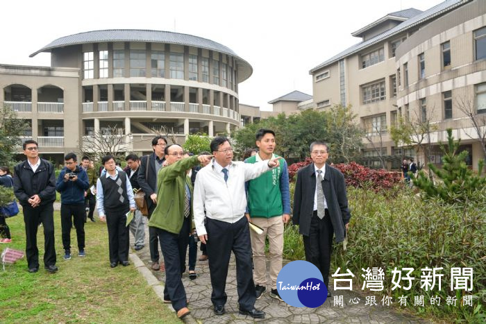 桃園市長鄭文燦,會勘「新設校第四期工程─新建學生活動中心」及「非營利幼兒園新建工程」。