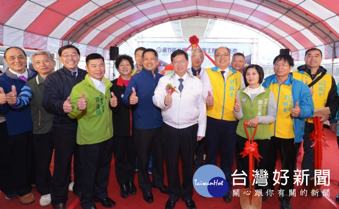 鄭市長表示,八德一路尖峰時段車流較大,造成交通壅塞及安全問題,因此,市府決定拓寬讓車道更寬廣。