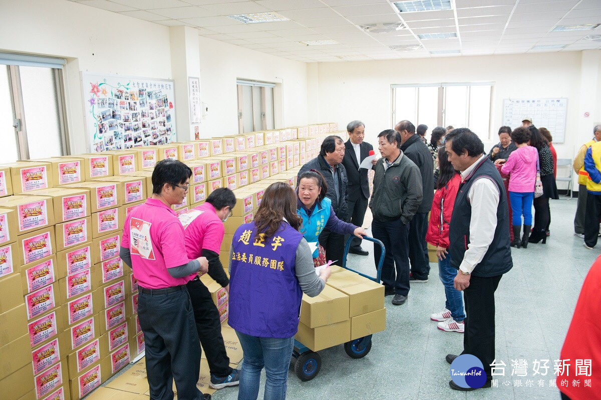 多位八德在地里長和各單位的愛心志工人員共同協助,1,000份愛心物資順利送達需要幫助的貧困家庭手中。