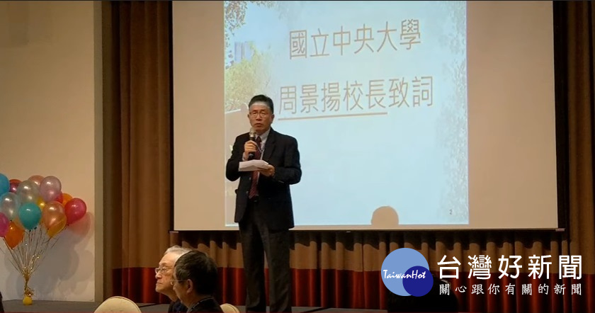 周景揚校長致詞,希望帶領學子大一先用「望遠鏡」的宏觀思維,大二之後再用「顯微鏡」調準人生的焦距。