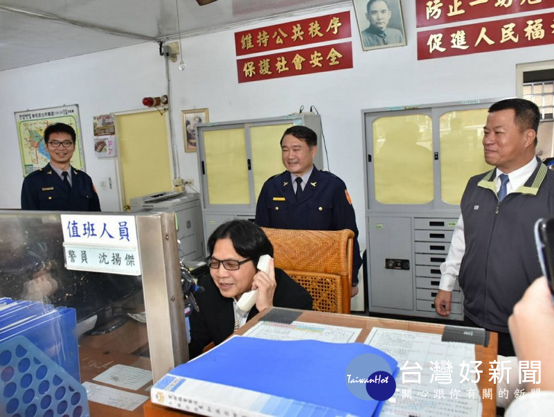 內政部長葉俊榮親上值班台,體驗人民褓母憑日的辛勞。(記者陳昭宗拍攝)