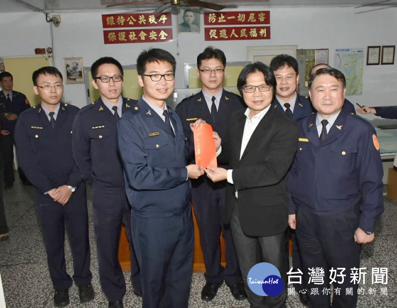 內政部長葉俊榮獎勵破案有功人員,也提醒執勤風險高,要多注意安全,點出警眷擔心受怕的心情,讓員警倍感窩心。(記者陳昭宗拍攝)