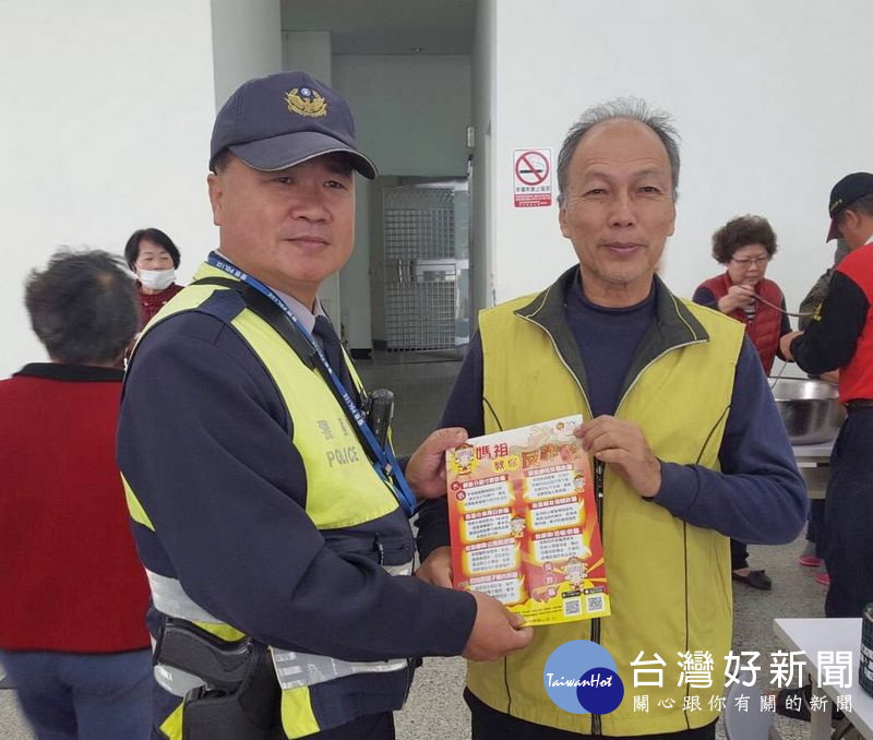 椬梧所所長吳濟華前往口湖鄉梧北村長青食堂,針對銀髮族宣導如何防詐騙。(記者陳昭宗拍攝)