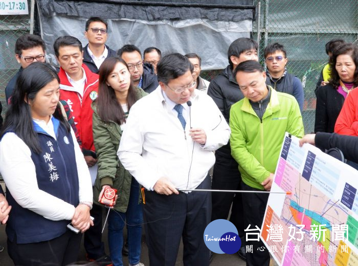 桃園市長鄭文燦前往虎頭山假日花市,視察成功陸橋橋下空間與周邊環境規劃案。