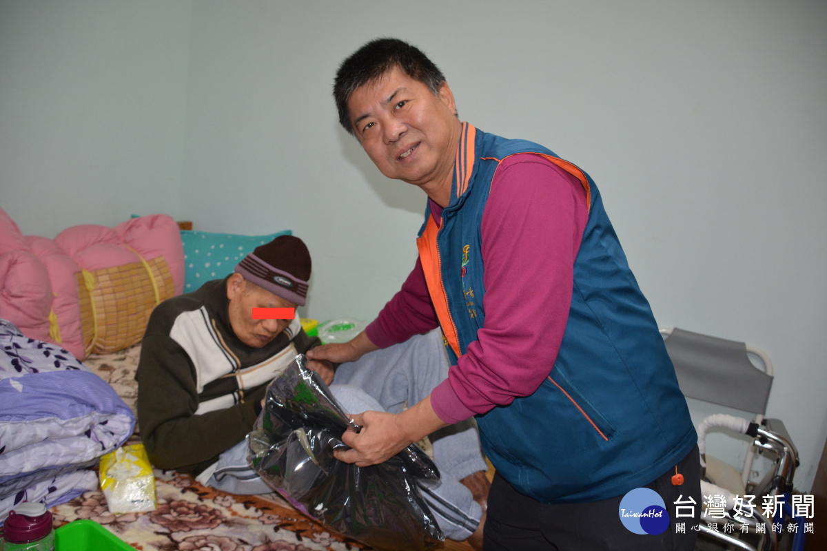 婦聯會西港區分會顧問、西港慶安宮總幹事方一峰參與愛心慰問弱勢工作。(圖/記者黃芳祿攝)