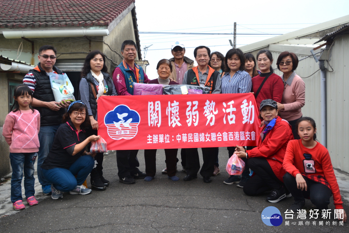 婦聯會西港區分會成員們出資和募得民生物資在出發前(上圖)合照。分組到各里探訪慰問弱勢長者(下圖)。(圖/記者黃芳祿攝)