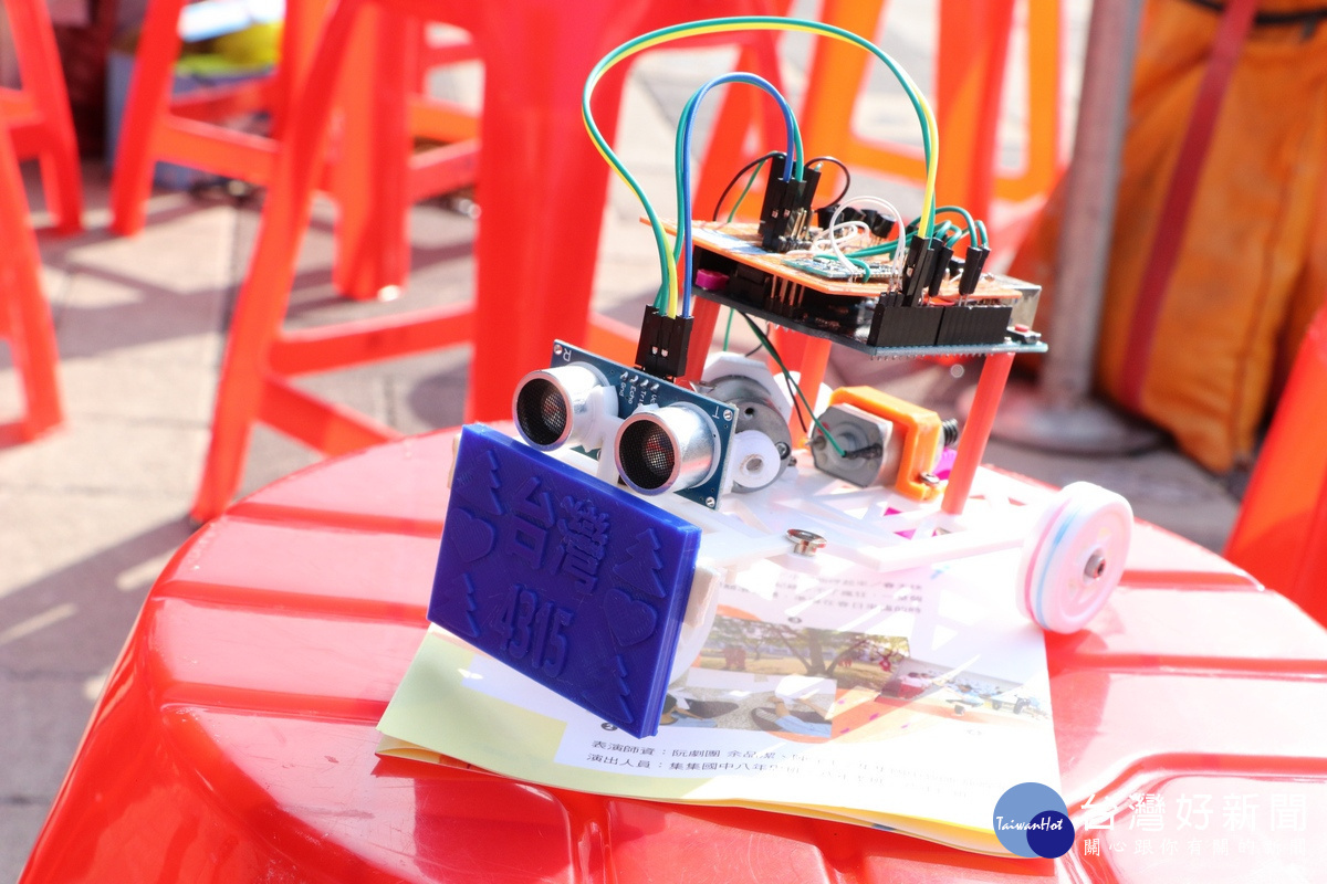3D列印設計創作出的藍芽遙控賽車。〈記者吳素珍攝〉