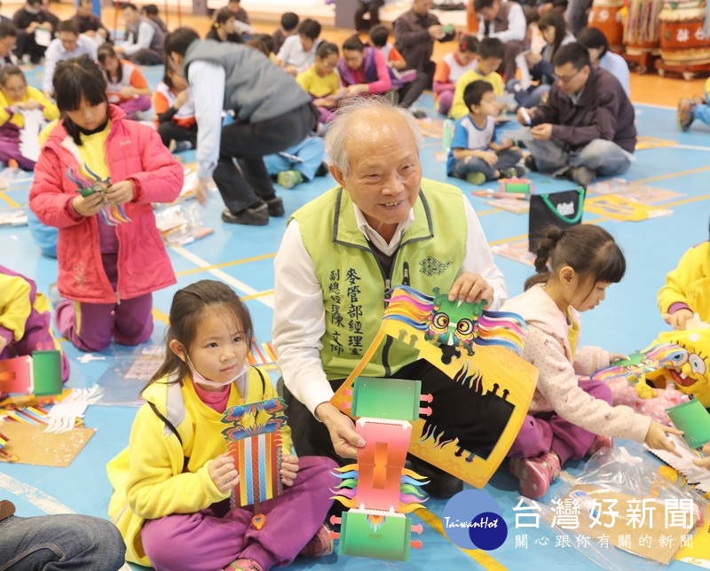 台塑暨慶寶公益信託春節關懷弱勢活動起跑,麥管部副總陳文仰等與學童一起製作開口獅紙偶,場面十分溫馨。(記者陳昭宗拍攝)