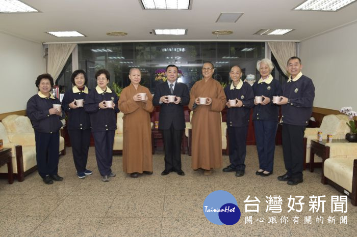 佛光山桃園講堂住持妙進法師秉持以往傳統送臘八粥到桃園市議會結緣。