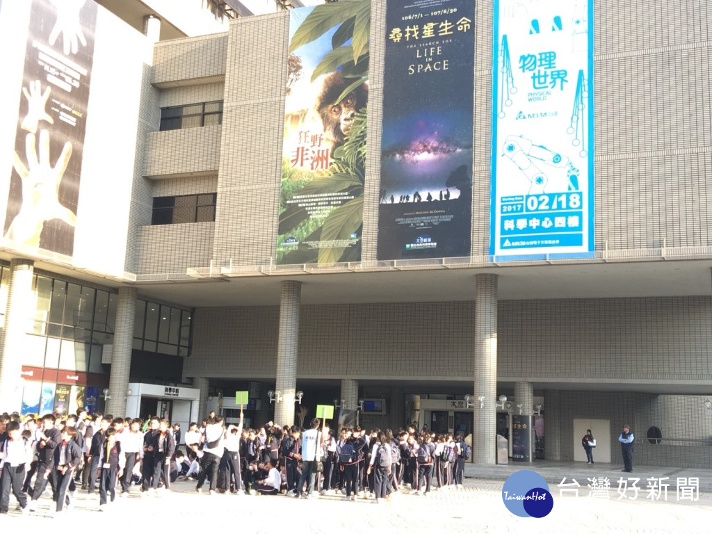 科博館太空劇場新片狂野非洲,在寒假一開始就吸引許多學觀賞。(圖/記者賴淑禎攝)