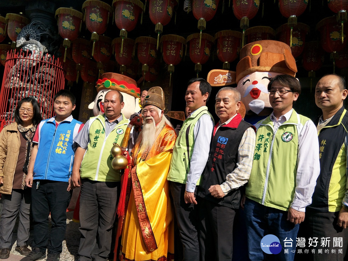 花壇白沙坑文德宮福德老爺迎花燈故事開拍,演員廖峻與鄉長李成濟等地區仕紳代表共同祈福。圖/記者鄧富珍攝