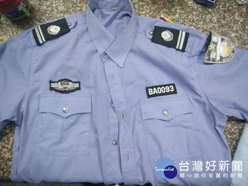 詐騙機房為取信大陸民眾,更準備大陸公安制服由機房成員穿戴,以視訊方式詐騙被害人。(記者陳昭宗拍攝)