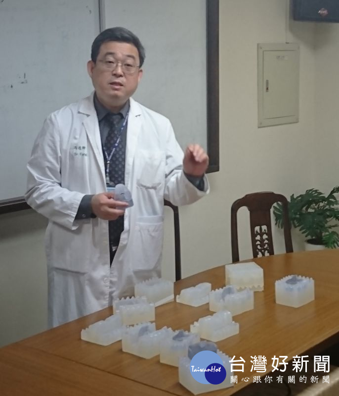 醫療副院長骨科馮逸卿醫師解說3D列印技術在骨科手術的臨床實際應用上，已經有許多成功案例。（記者陳昭宗拍攝）