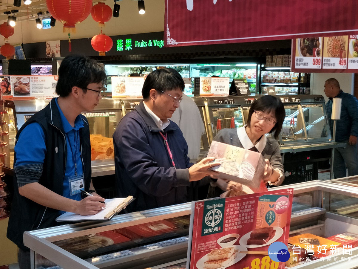 彰化縣衛生局稽查人員與消保官共同針對大賣場年節食品進行稽查。圖/記者鄧富珍攝