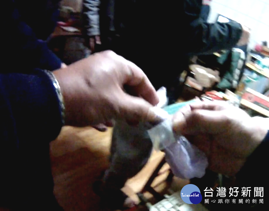 中壢分局仁愛派出所員警查獲吳姓、黃姓男子持有二級毒品安非他命殘渣袋、吸食器1組,依毒品移送偵辦。