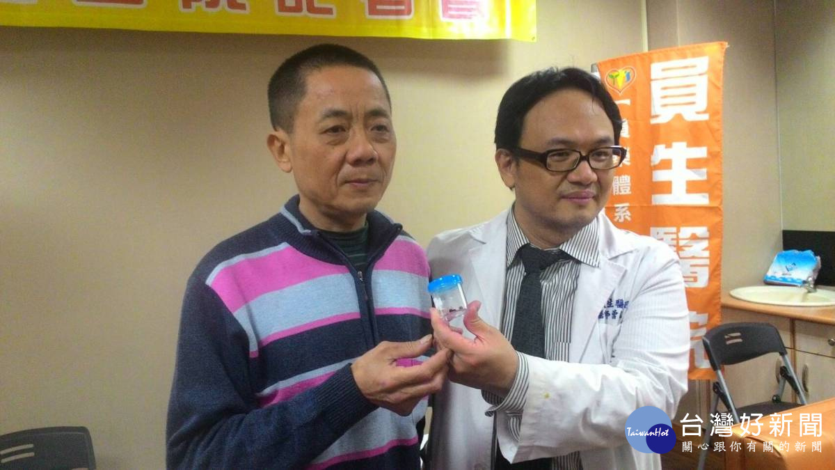 半夜結石卡尿道膀胱險漲破 醫師道中取石如釋重負