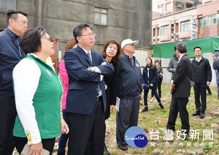 桃園市長鄭文燦,會勘「龜山區中興段192地號-老人文康活動中心、親子館及樂智青銀學堂」興建案。