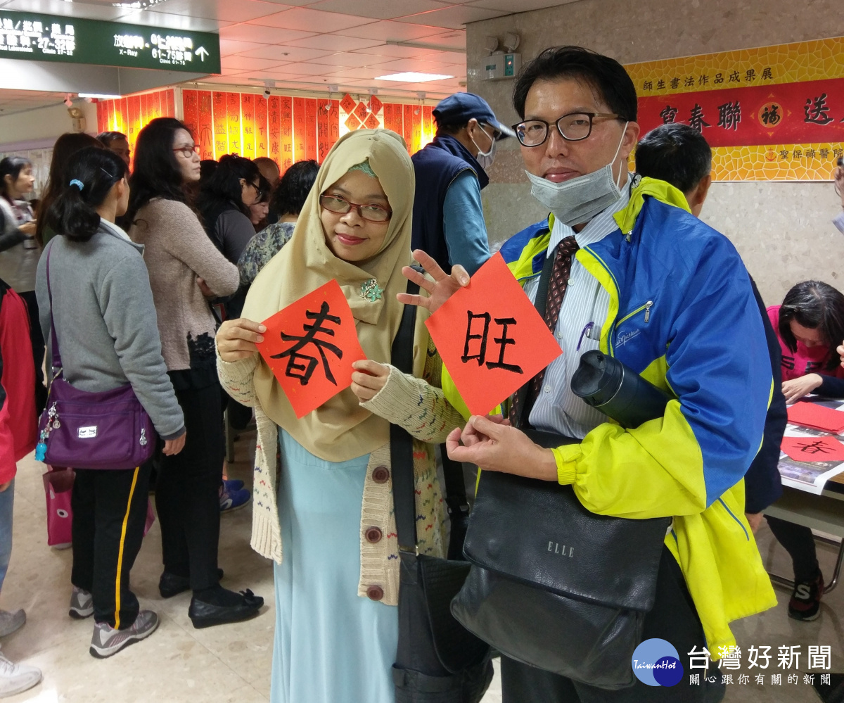 民眾大排長龍等待索取,連印尼新住民都開心地排隊。